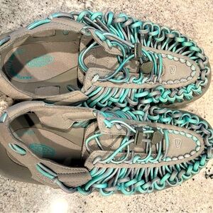 Keen UNEEK water sneakers 9.5 worn once